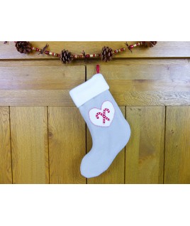La chaussette de Noël au dessus de la cheminée, une décoration pour les enfants et les grands