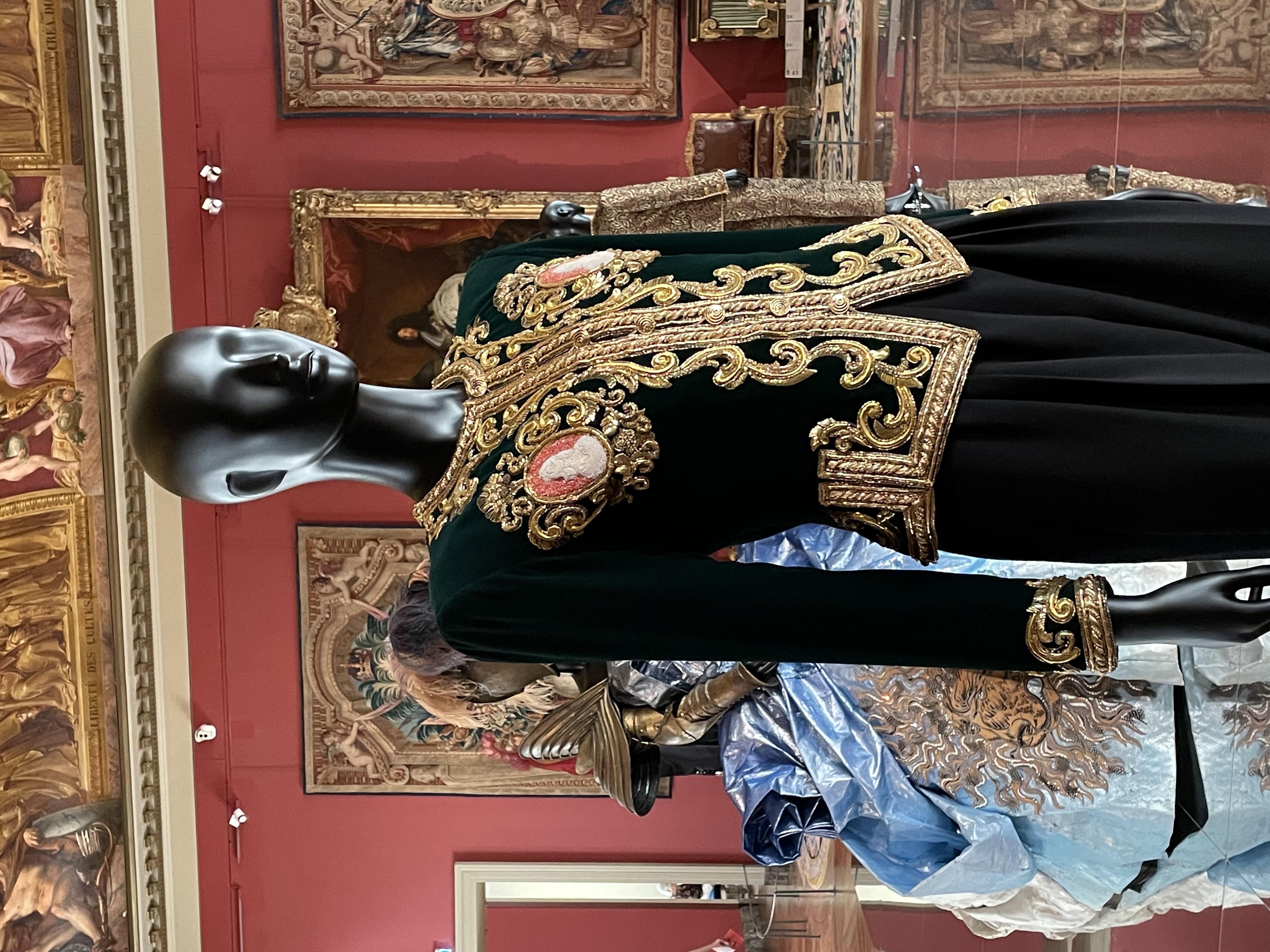 15-Veste en velours de soie et camées Yves Saint Laurent