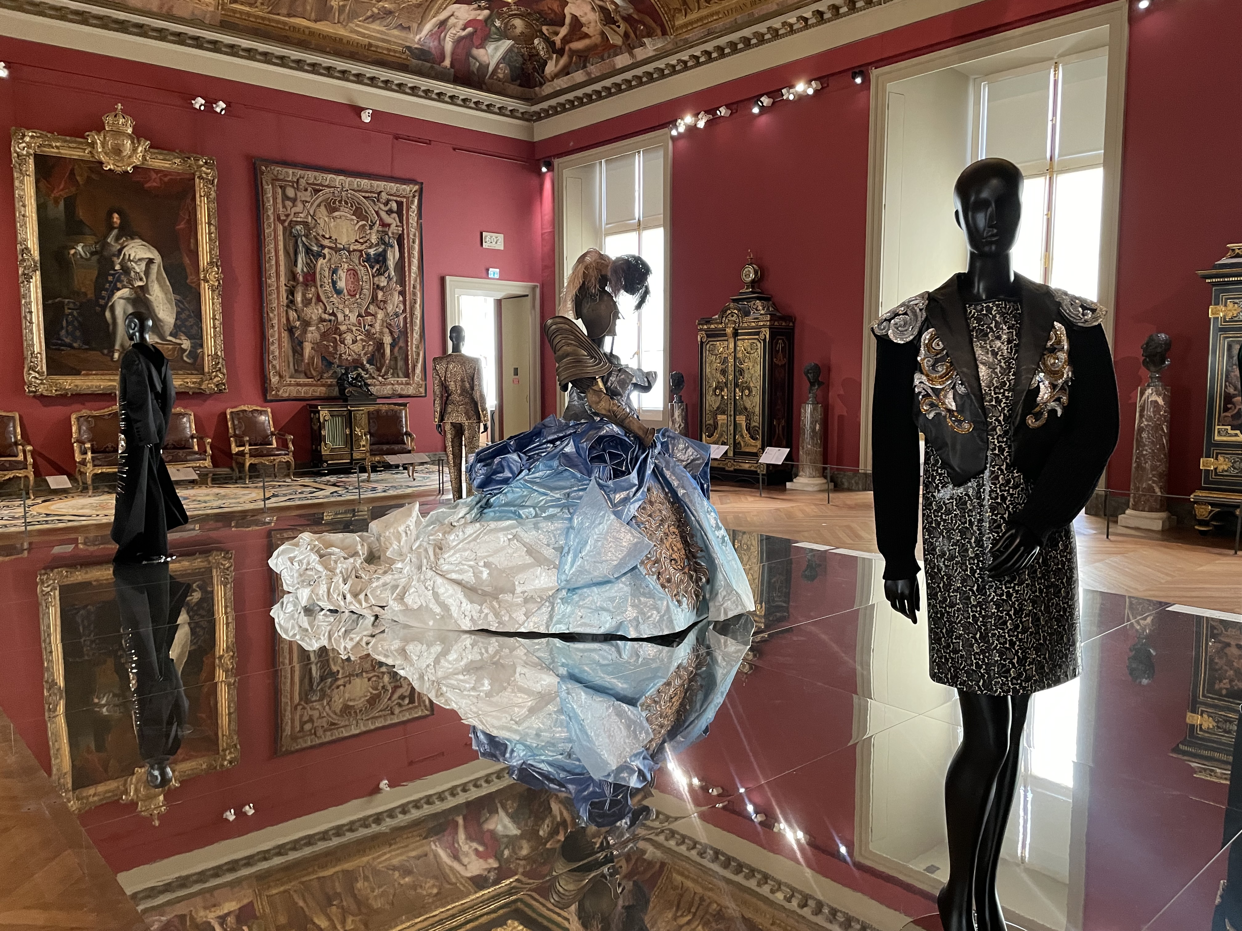 2-Robe en soie peinte John Galliano pour Dior et modèle Louis Vuitton
