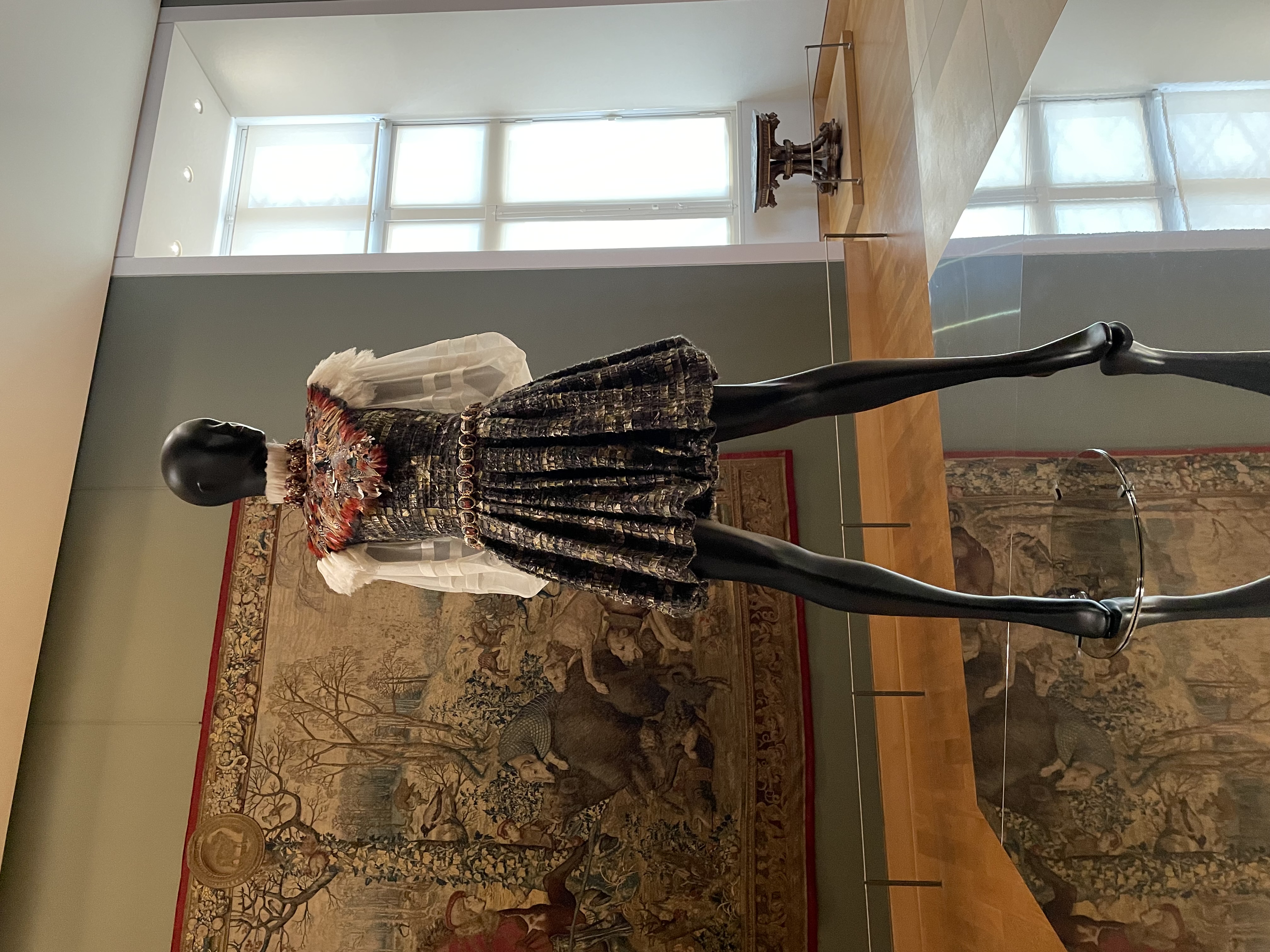 6-Robe en tweed et plastron en plumes Chanel-modèle haute couture