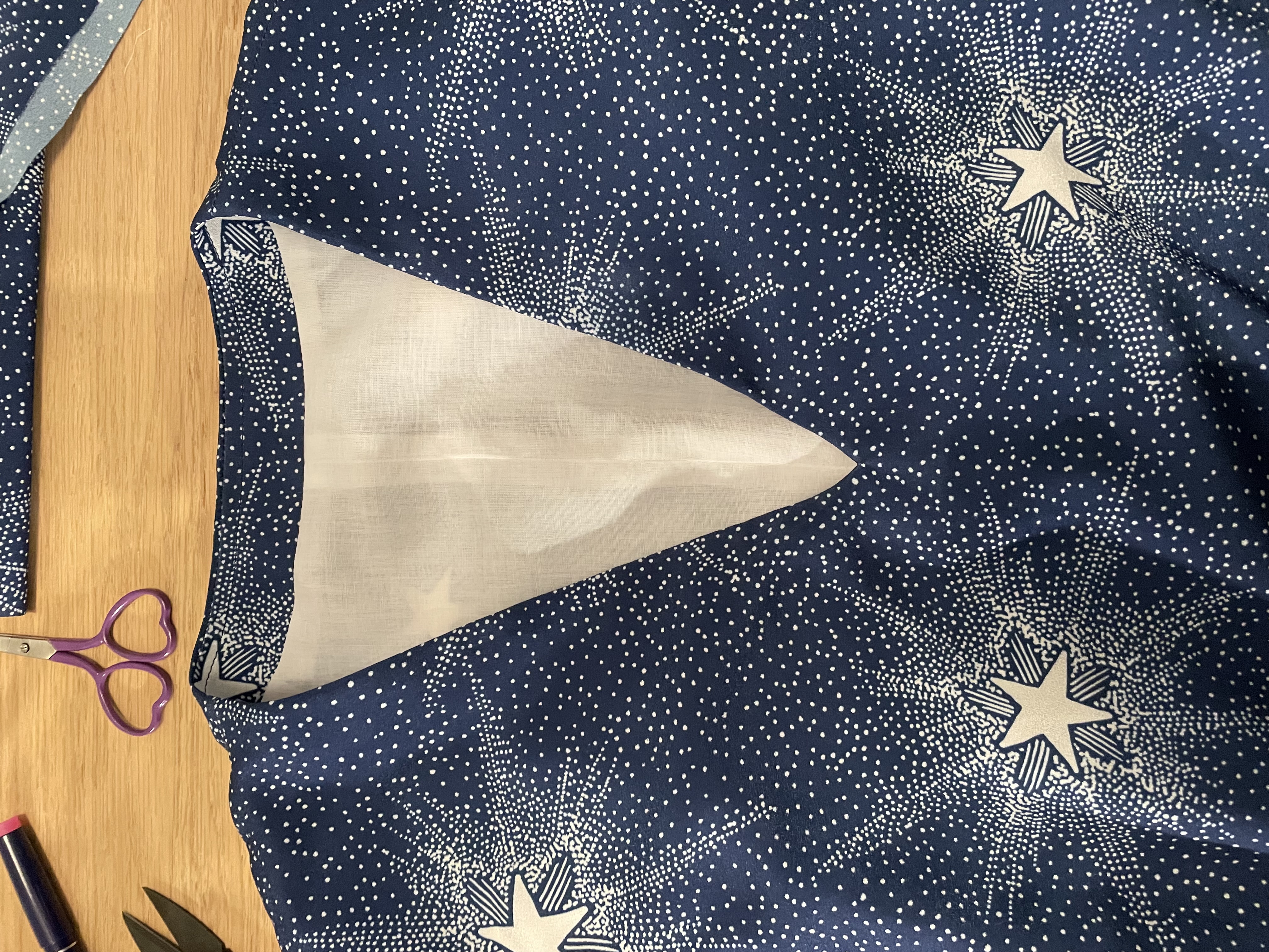 encolure-en-v-finitions-soignees-robe-cousue-crepe-de-chine-delicat