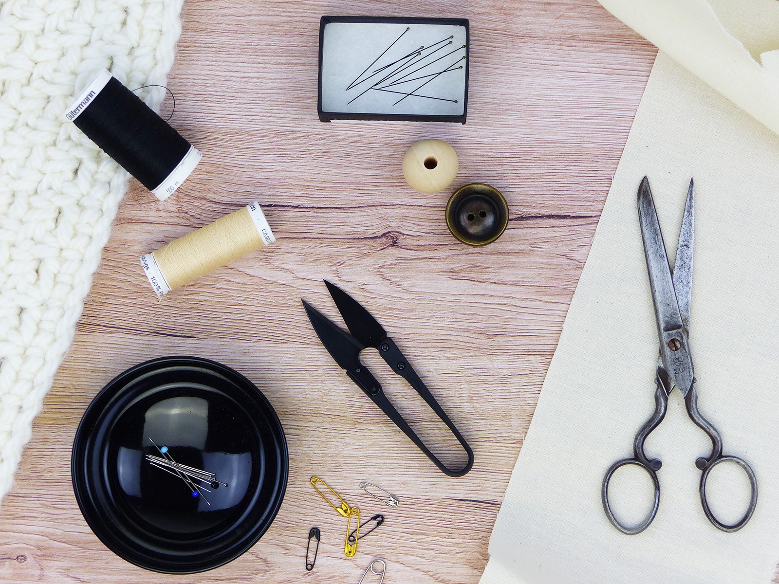 Kit couture : les 10 accessoires essentiels de votre boite à