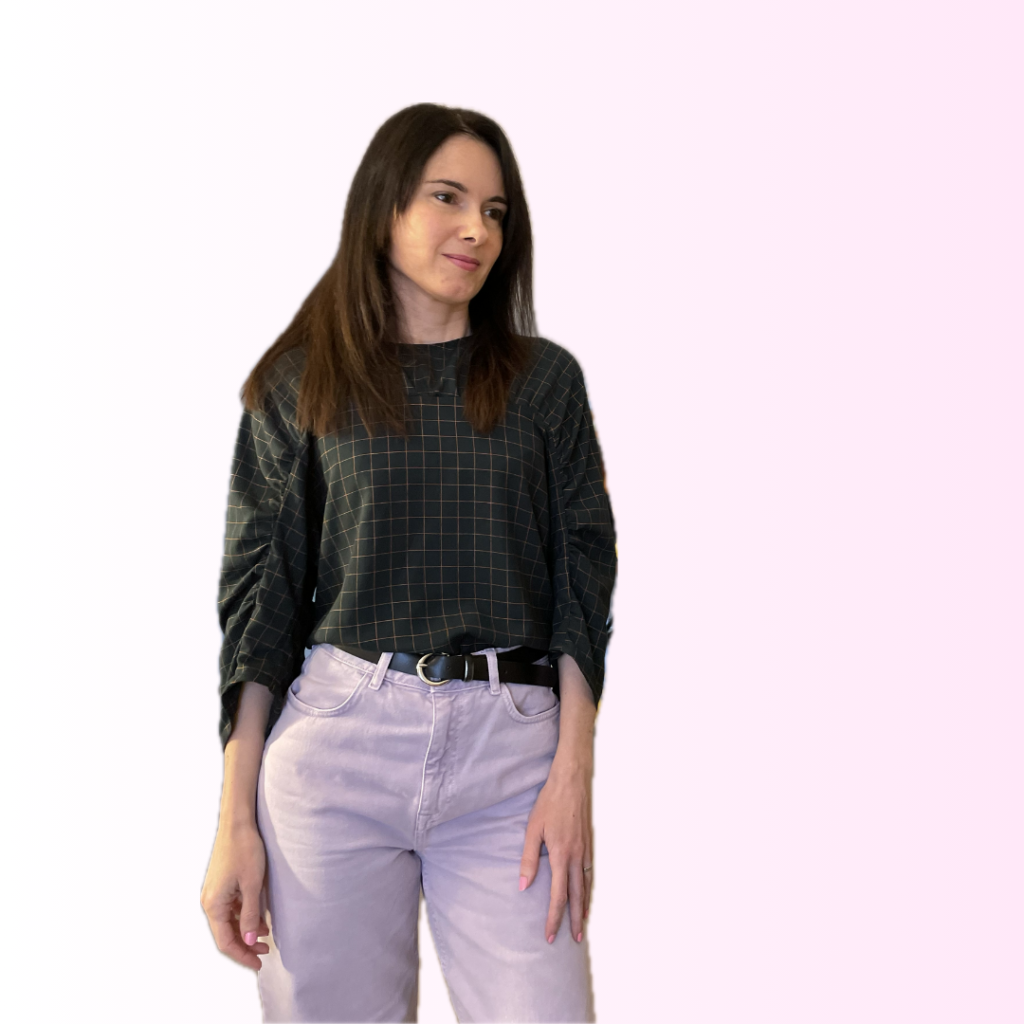 Blouse Harper Fibremood en viscose à carreaux See You At Six, vue de face sur fond pastel