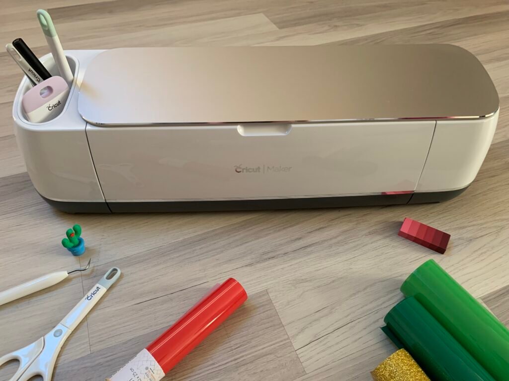 Machine Cricut Maker posée sur un bureau, utilisée pour la découpe de flex thermocollant