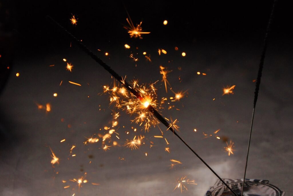 Étincelles et feux d'artifice pour la nouvelle année, symbole des bonnes résolutions couture 2023