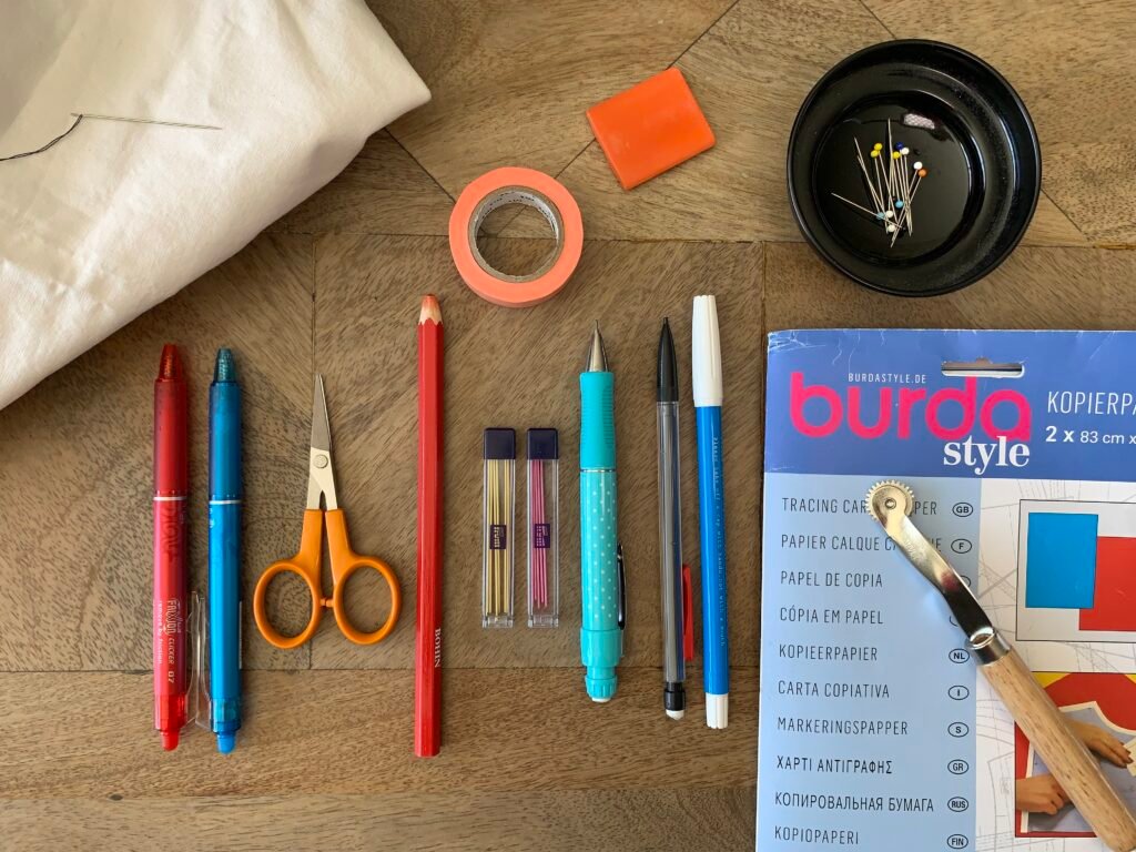 Outils préférés pour marquer le tissu : stylo Frixion Pilot, ciseaux de précision Fiskars