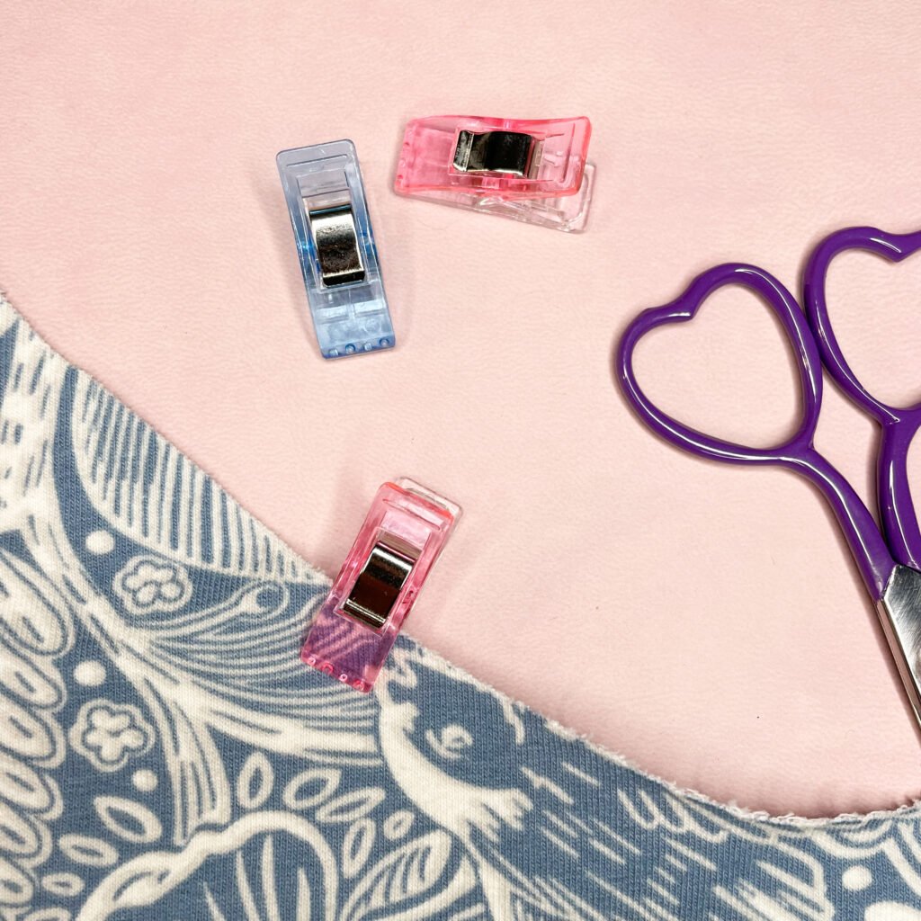 Pinces de couture maintenant des tissus épais et délicats sans laisser de trous, idéales pour la surjeteuse