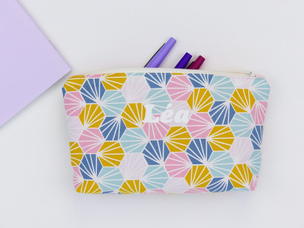 Trousse d’école cousue avec le patron Toupie, version triangulaire pour stylos et crayons