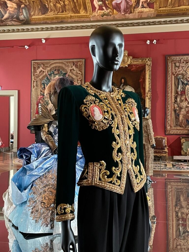 Veste en velours de soie ornée de deux camées sur pantalon de laine Yves Saint Laurent 1984-1985