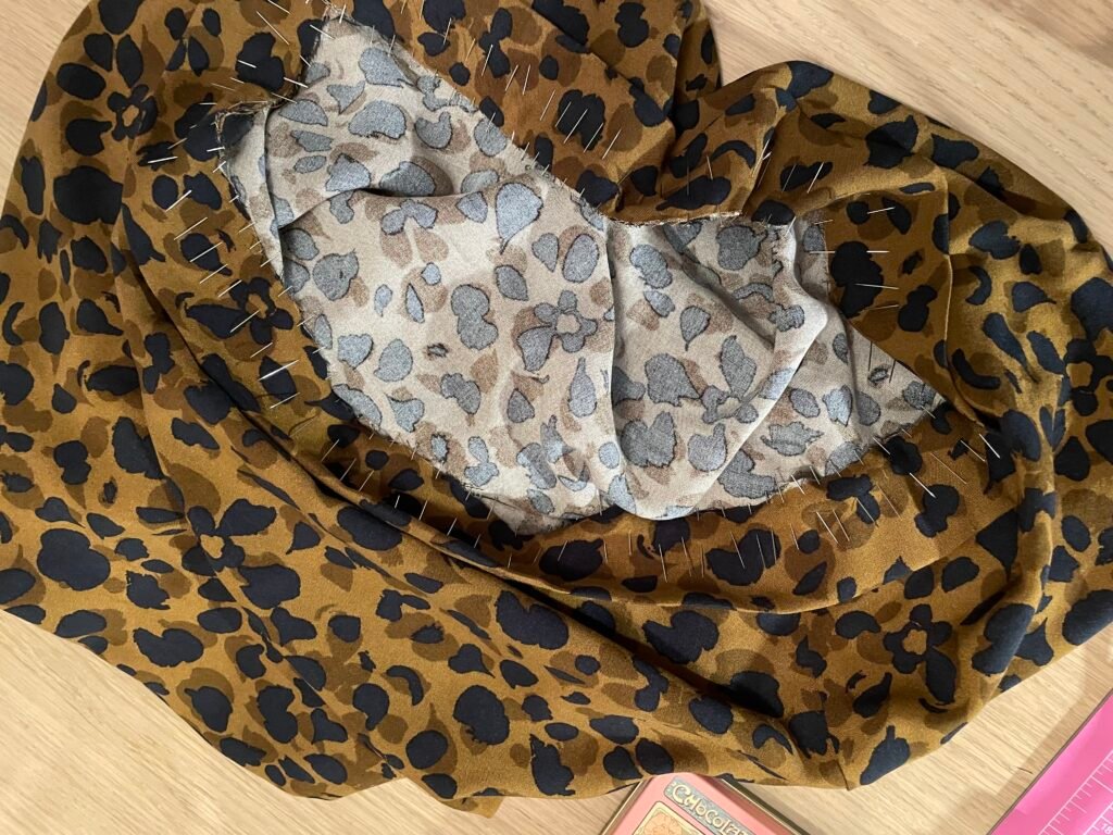 Couture de l'ourlet d'une jupe midi avec des épingles avant les finitions.