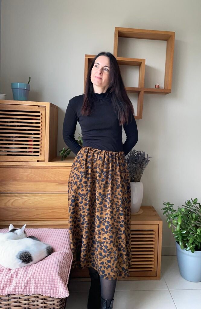 Projet couture débutant : jupe midi cousue main en viscose léopard avec ceinture élastiquée.