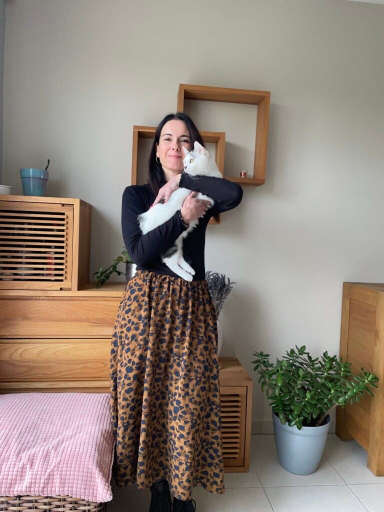 Couture femme : jupe midi cousue main en tissu viscose léopard portée au quotidien.