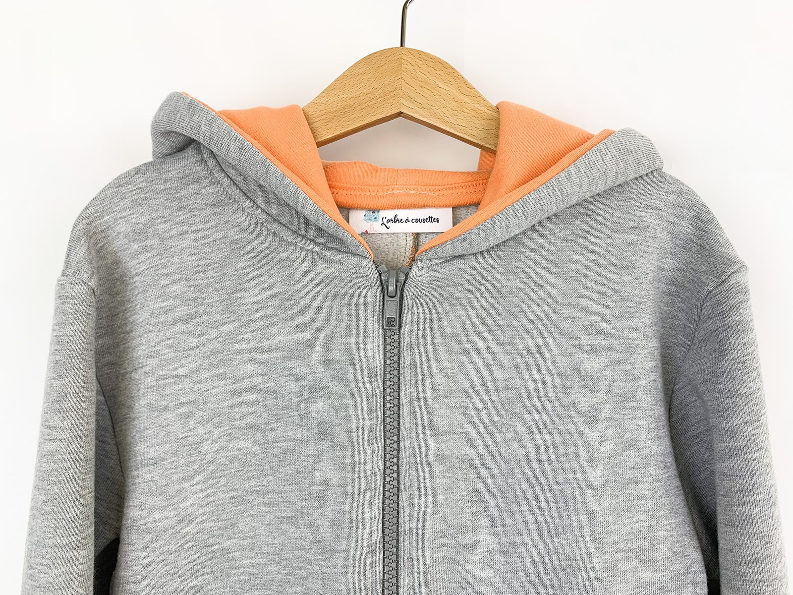 Patron de couture sweat zippé Dino - surpiqûres et finitions soignées