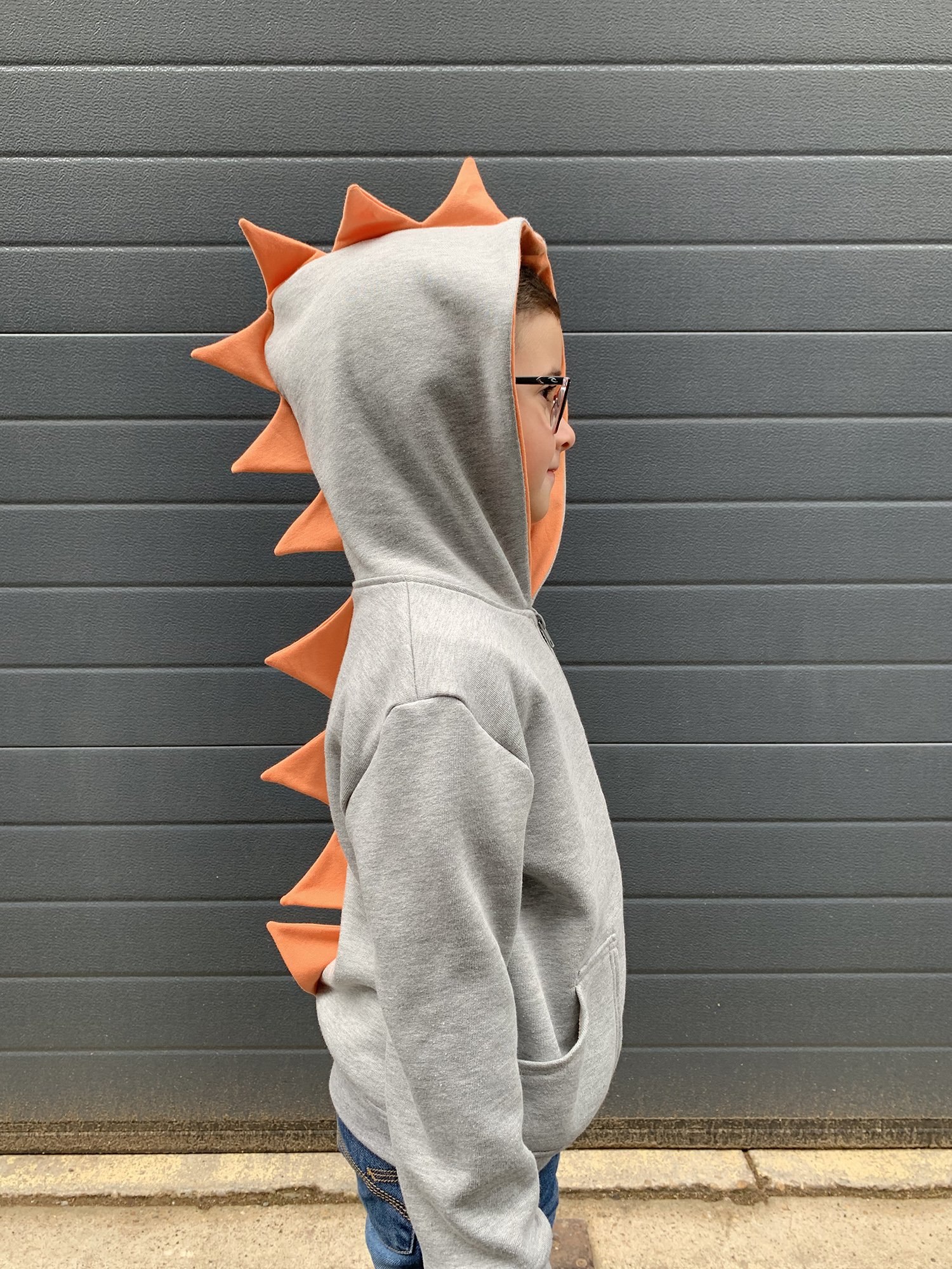 Patron de couture sweat zippé Dino - crête dinosaure dos et capuche