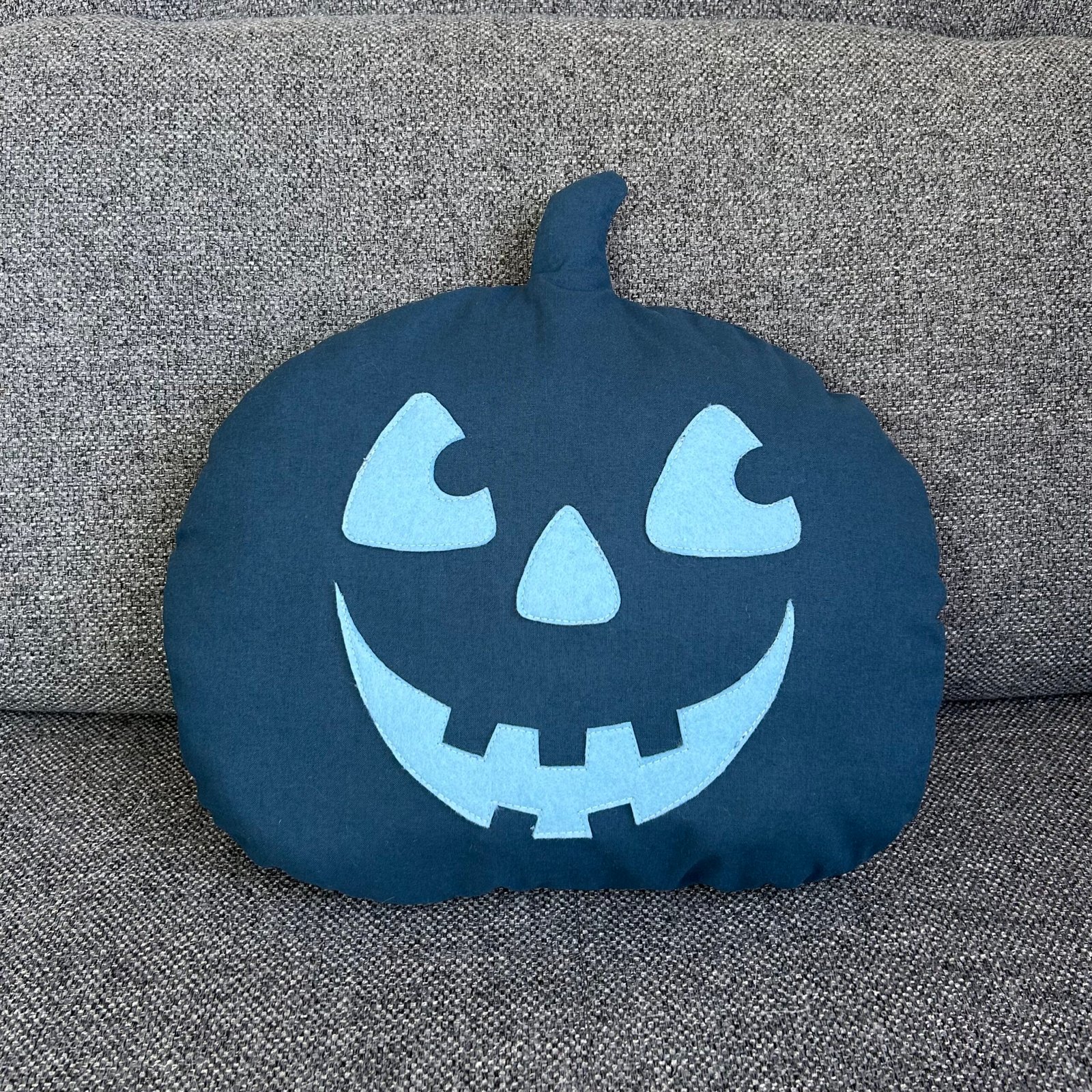 Troisième modèle de coussin citrouille décoratif avec sa forme originale et son visage en feutrine