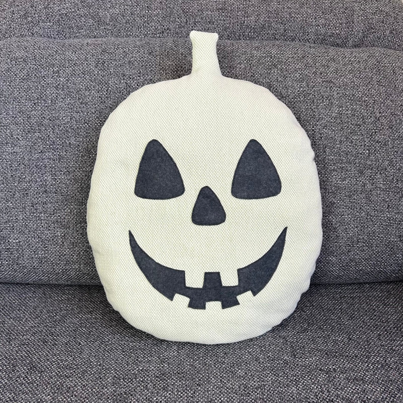 Deuxième modèle de coussin citrouille rond avec son visage rigolo en feutrine