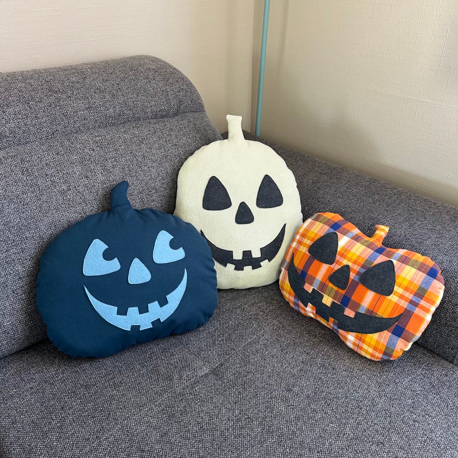 Les trois coussins citrouilles en tissu cousus avec le patron Les Trois Citrouilles